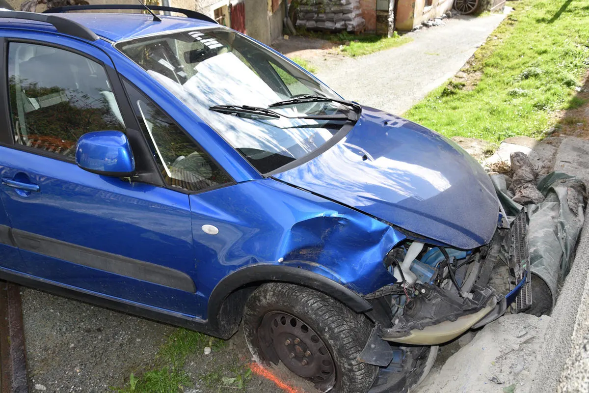 Masein GR – Mit Auto in Stallmauer gefahren