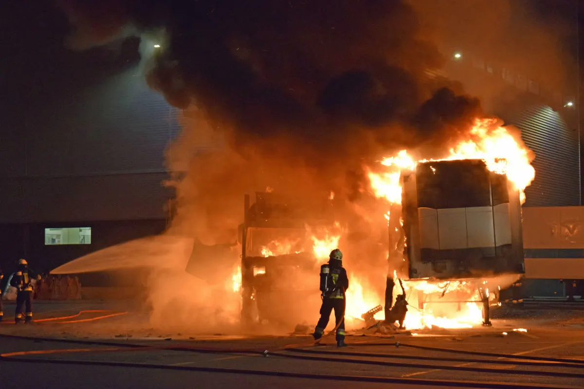 Emmen LU -. Fahrzeugbrand auf Firmengelände Emmen