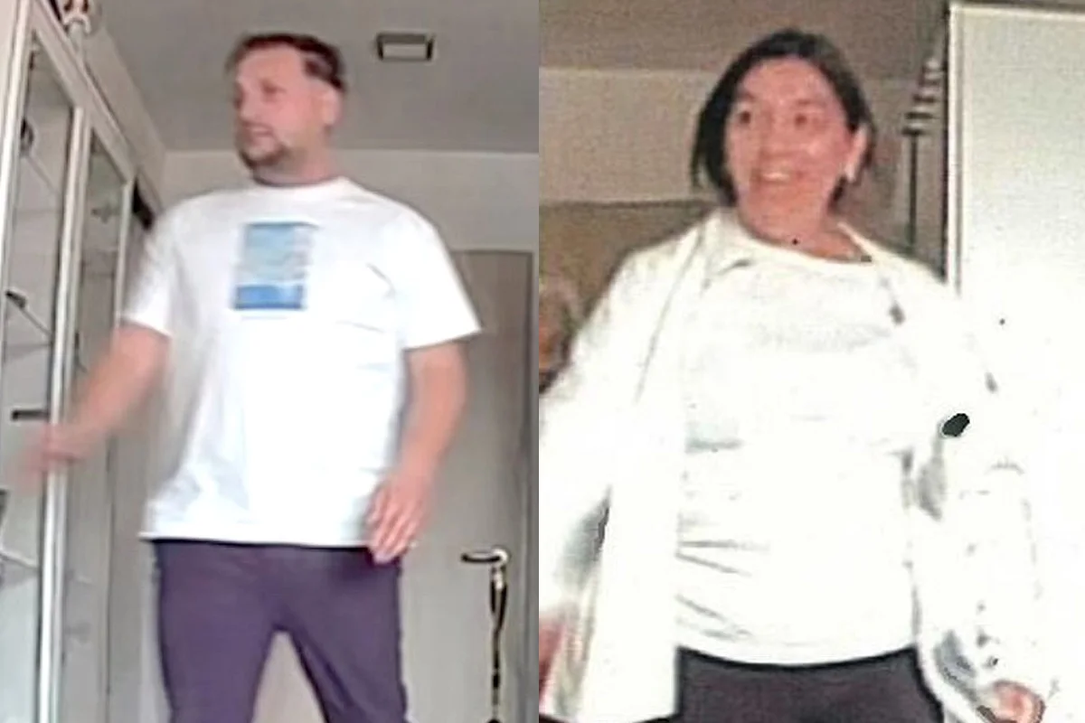 Ein Mann und eine Frau stehen in einem hellen Raum. Beide tragen helle Kleidung.