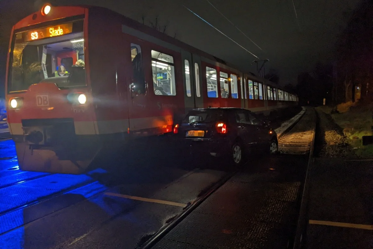 Stade - Autofahrerin kollidiert mit S-Bahn