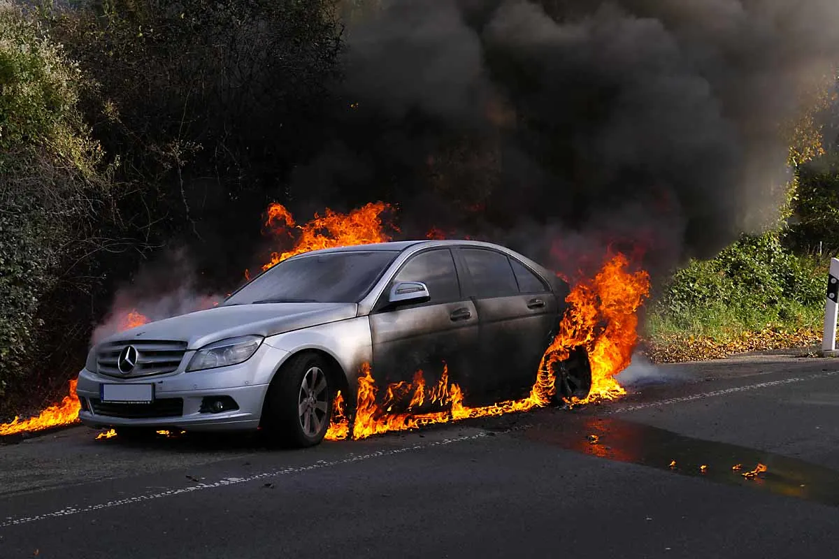 Vollalarm für die Feuerwehr in Dortmund - Fahrzeugbrand 