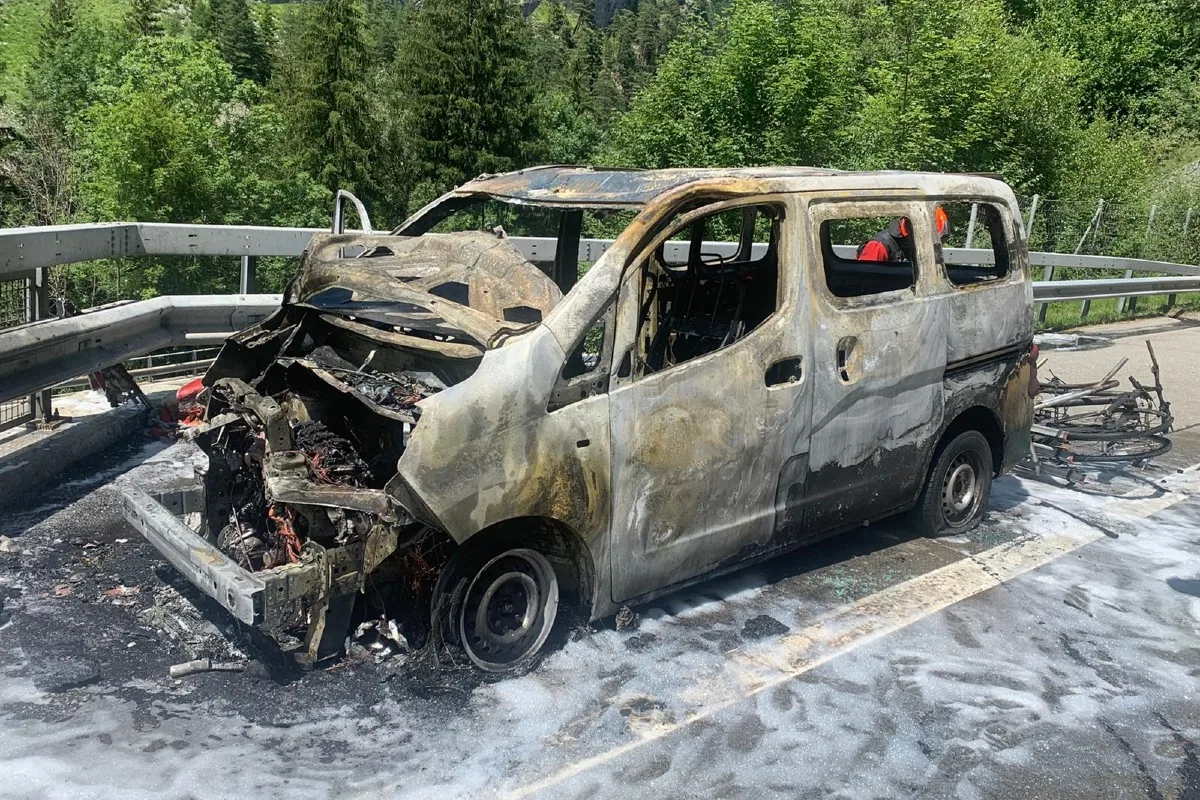 Zillis GR - Fahrzeug fing bereits im Tunnel zu brennen an