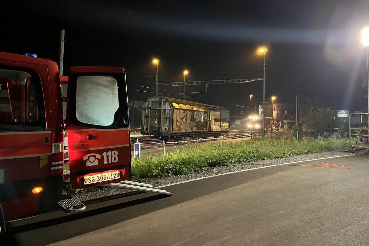 Schwarzenbach SG - Ätzende Flüssigkeit aus einem Güterwagon  ausgelaufen 
