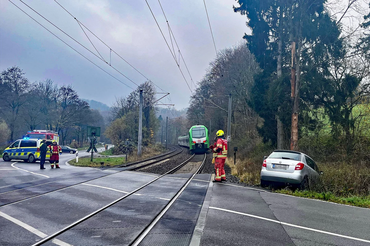 Velbert NW – Auto von Zug an Bahnübergang erfasst