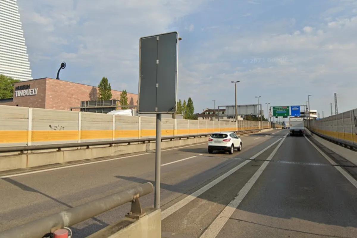 A2 Basel – Sperrung der Autobahn wegen loser Stahlplatte