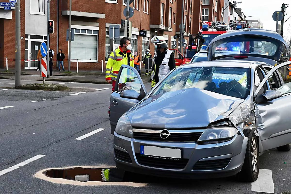Dortmund - Schwerer Verkehrsunfall zwischen Straßenbahn und PKW
