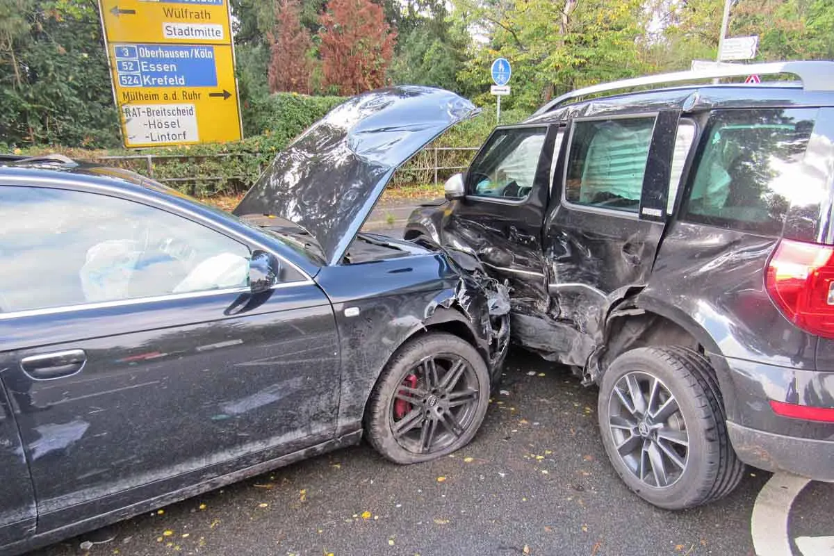 Nasse Fahrbahn in Ratingen - Schwere Kollision mit einem PKW der ordnungsgemäß wendet