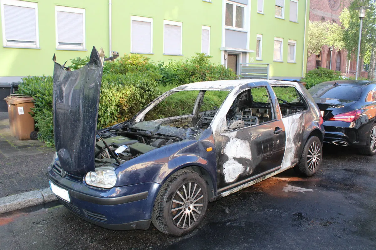 Golf brennt vom Innenraum her
