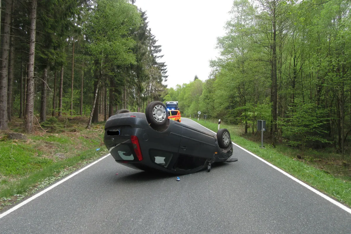 Auto überschlägt sich - Zeugenaufruf