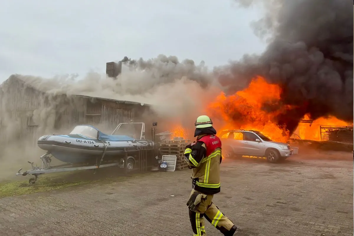 Essen – Brand zerstört Holzbetrieb im Gewerbegebiet