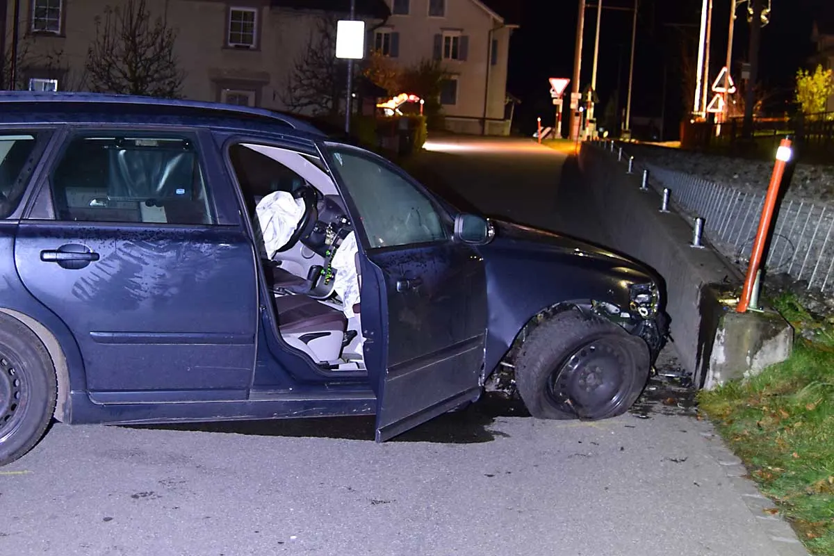 Hoher Sachschaden in Gais AR - Auto kracht gegen Mauer