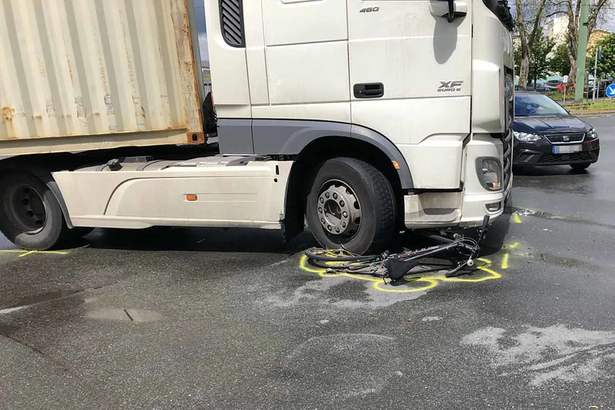 Duisburg - Lkw erfasst Radfahrer