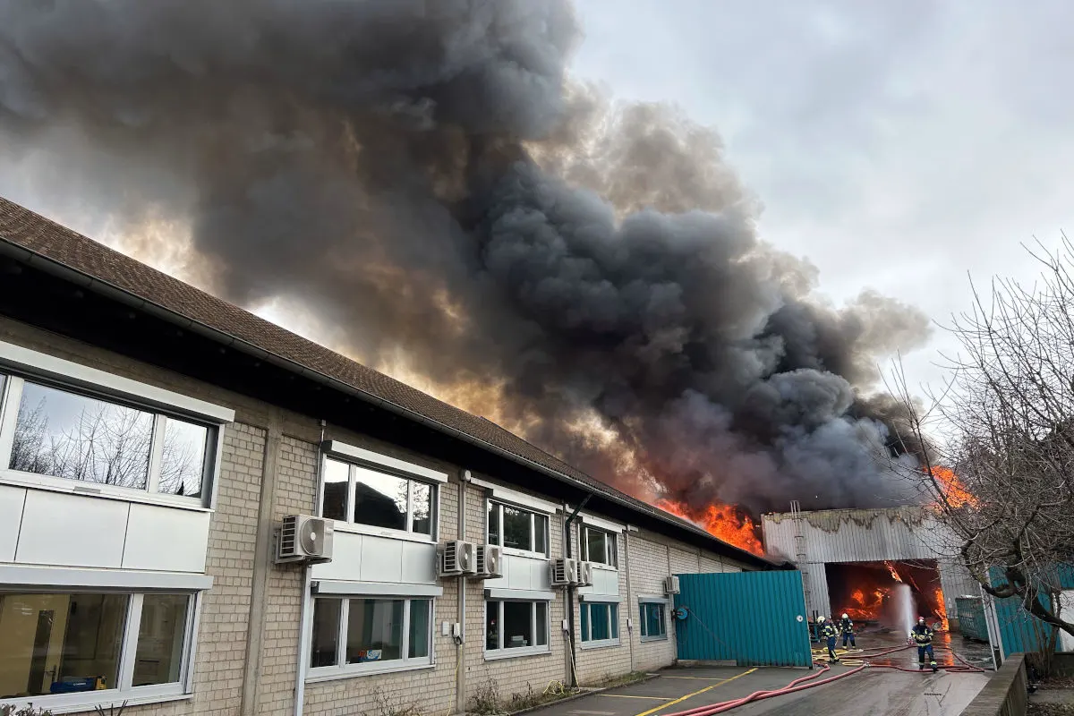 Kaiseraugst AG – Brand einer Lagerhalle einer Entsorgungsfirma