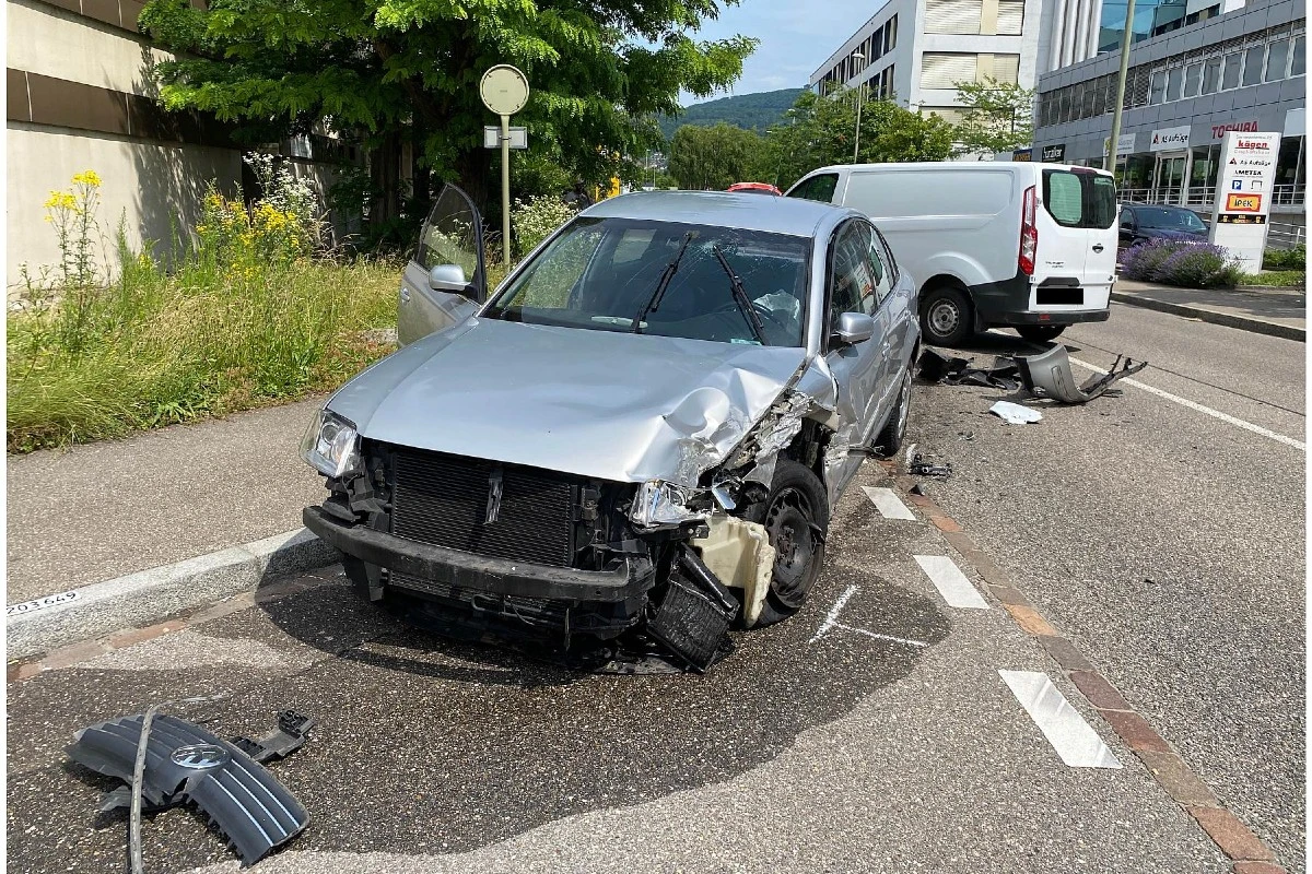 Reinach BL - Heftige Frontalkollision mit zwei Verletzten!