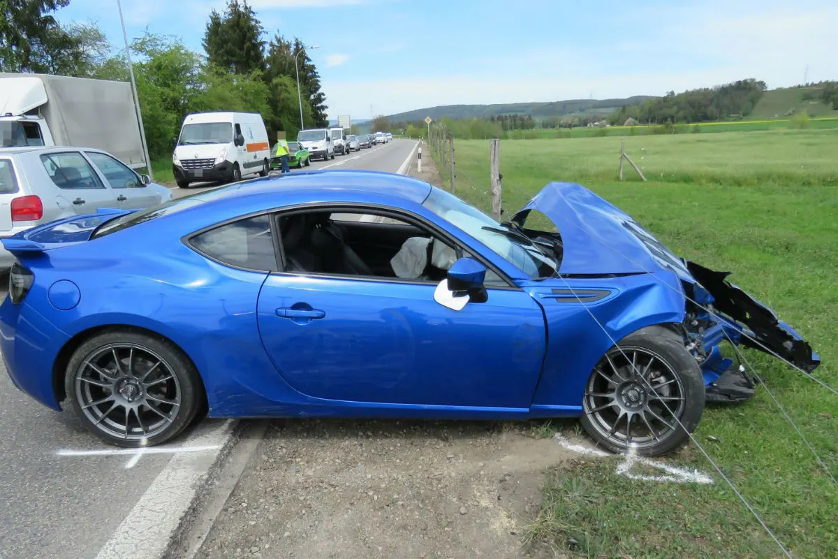 Würenlingen AG - Subaru gerät auf Gegenfahbahn und kollidiert mit Lastwagen