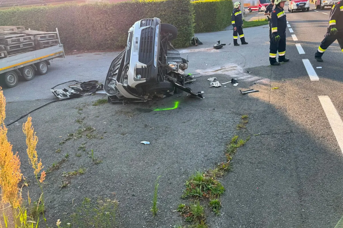 Ein SUV ist nach einem Unfall auf die Seite gekippt. Feuerwehrleute sind an der Unfallstelle zur Sicherung im Einsatz.