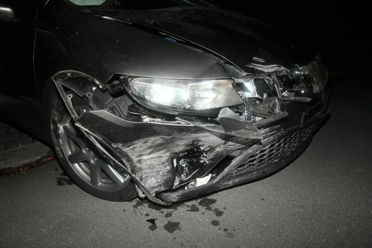 Azmoos SG – Auto prallt gegen Mauer