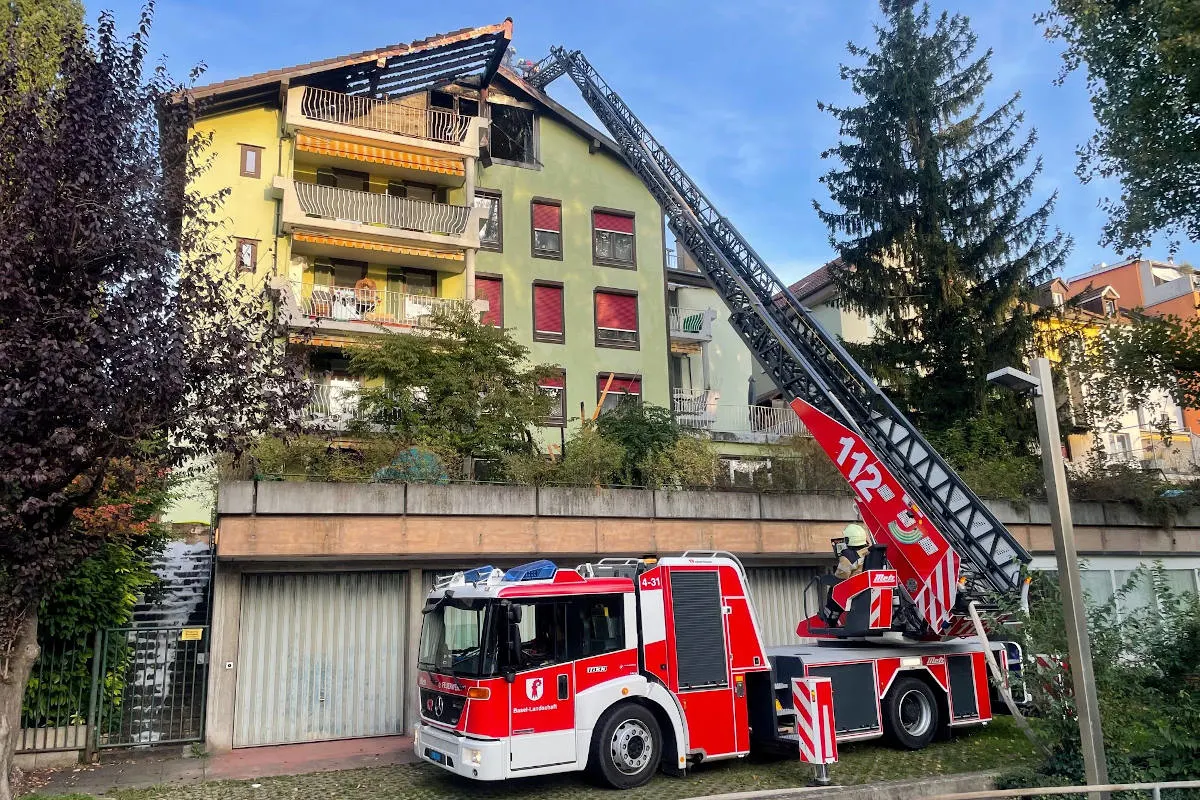 Birsfelden BL –  Brandfall in einer Dachwohnung erfordert Feuerwehreinsatz