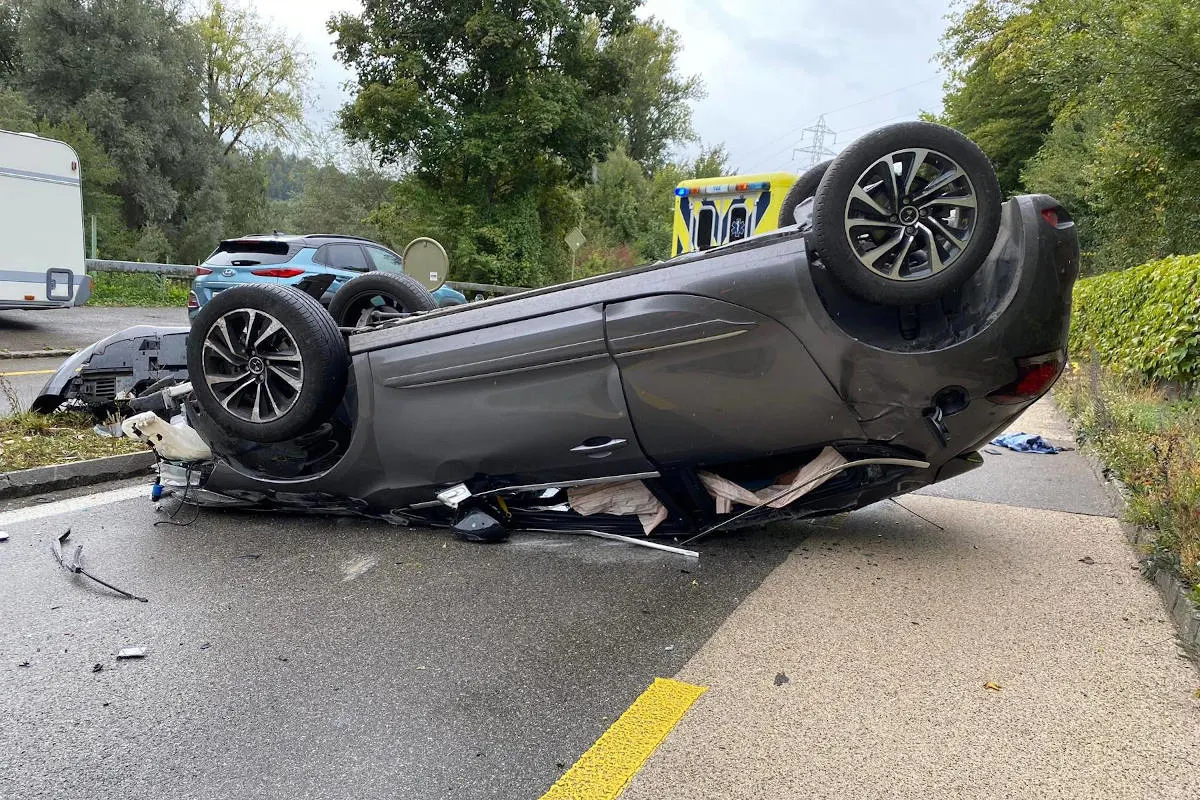 Heftiger Unfall in Zwingen BL – Personenwagenlenker verursacht Selbstunfall – eine Person verletzt
