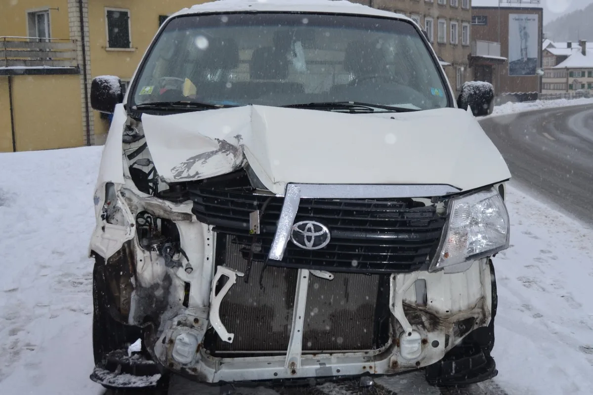 Totalschaden in Gais AR - Auto kollidiert mit Lieferwagen