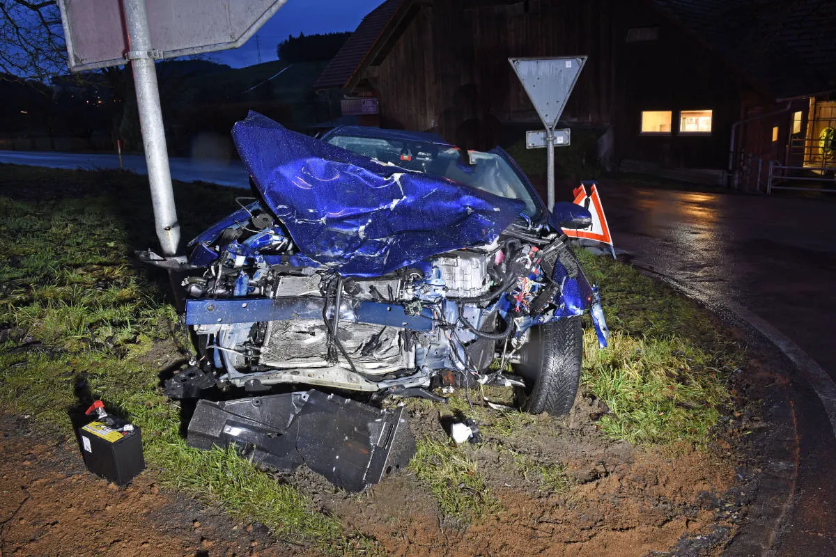 Pfaffnau LU – Autofahrer bei Kollision mit Lastwagen verletzt