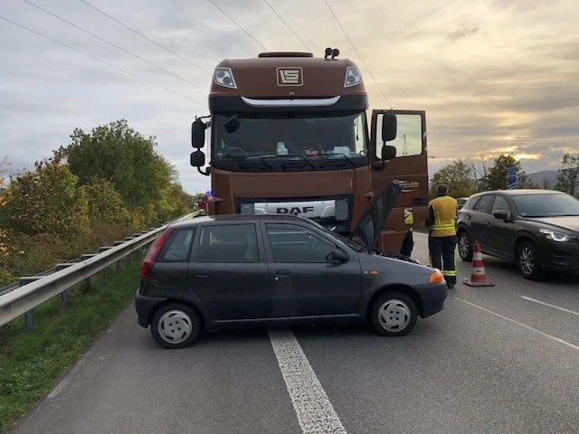 A65 Neustadt / Weinstraße – LKW schleift PKW mit