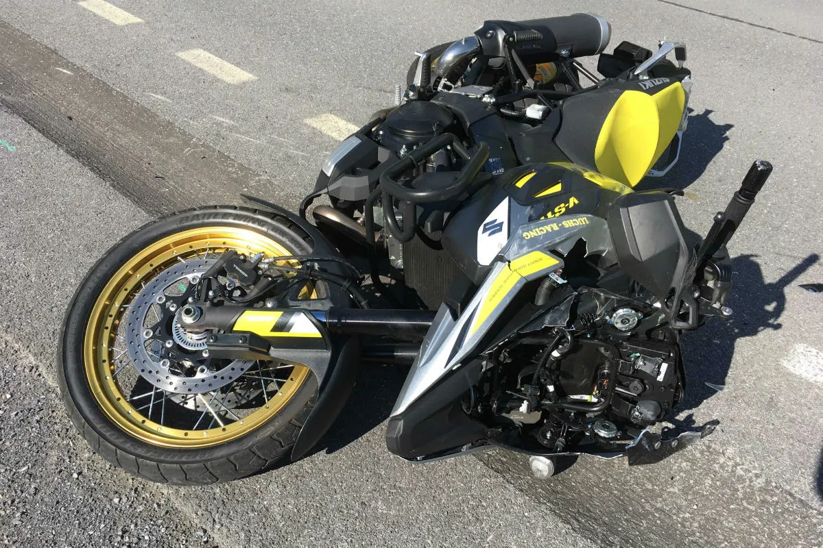 Elm GL - Vortrittsberechtigtes Motorrad übersehen