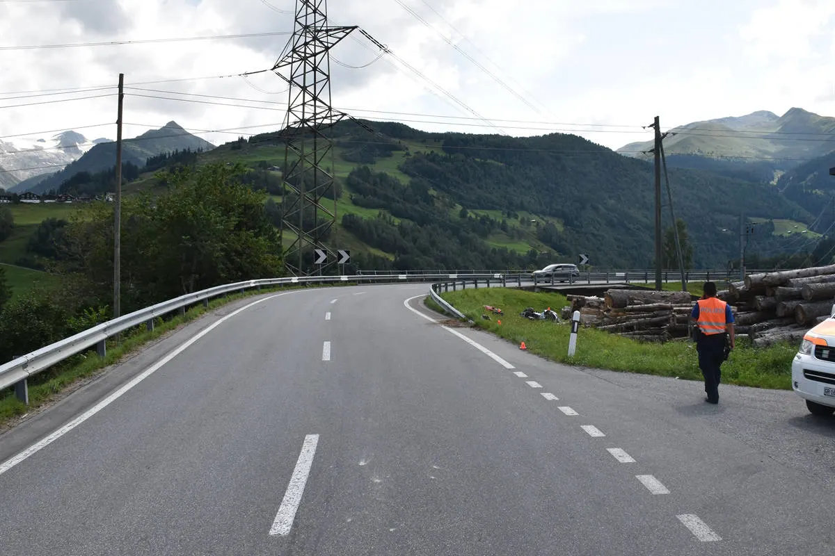 Disentis/Mustér GR - Nach Überholmanöver von der Strasse abgekommen
