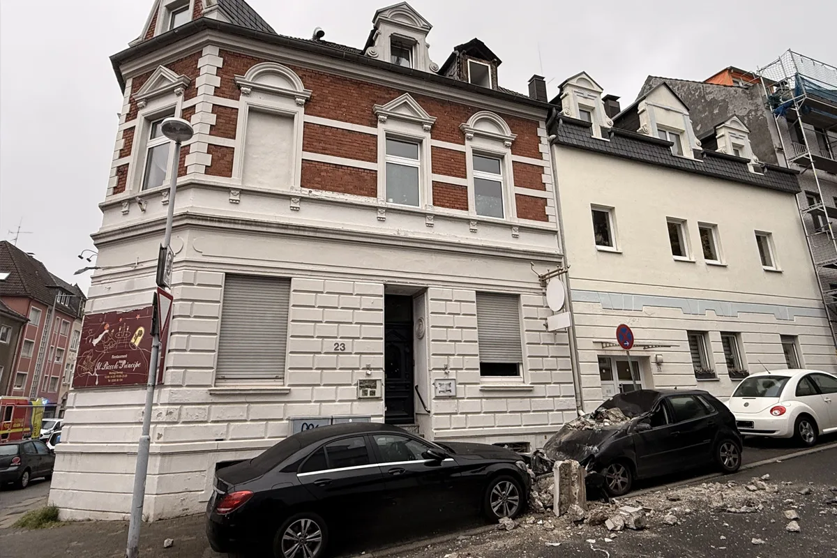 Mülheim an der Ruhr NW – Fassadenteile stürzen von Dachgaube