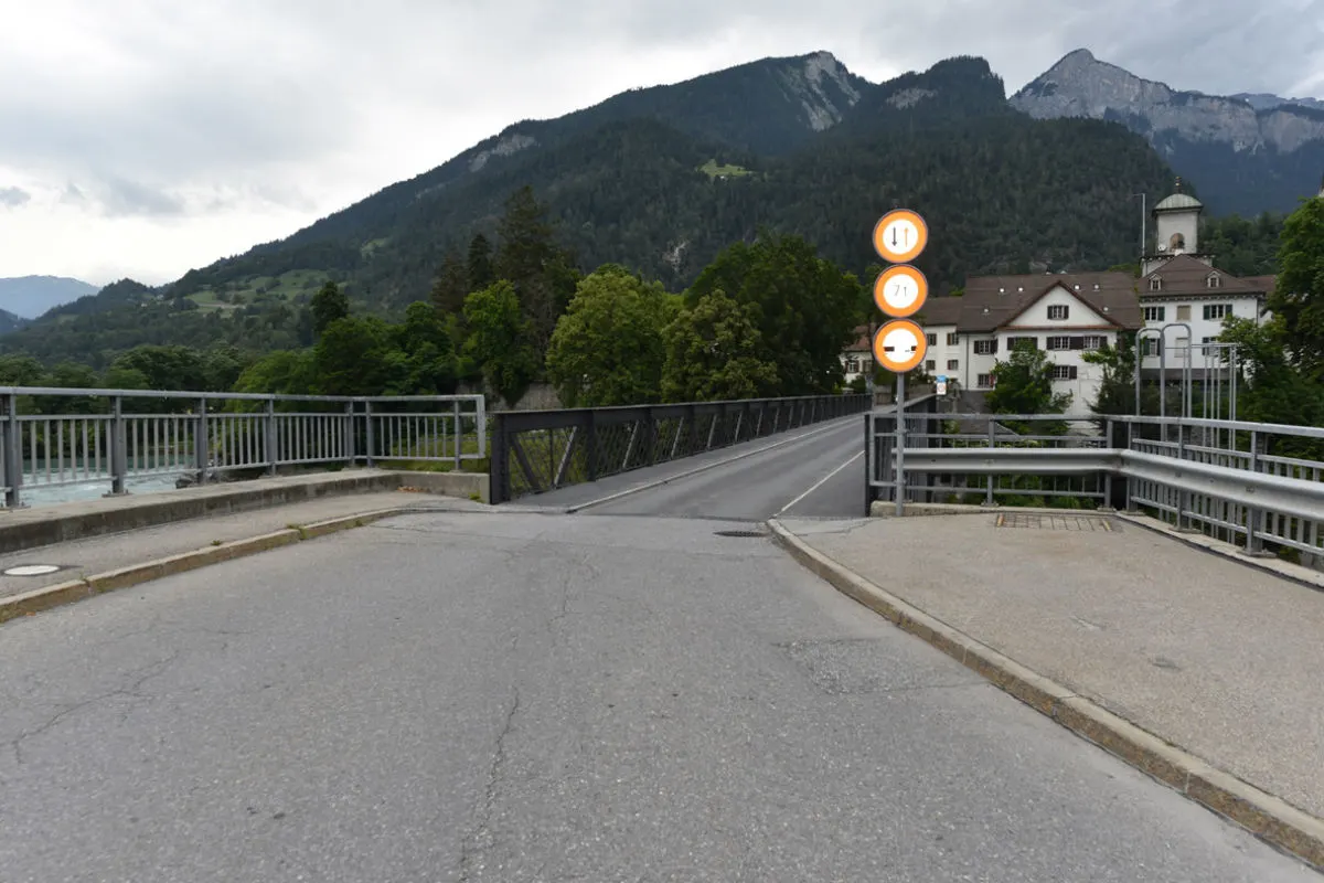 Domat/Ems GR : Zwei Verletzte bei Kollision