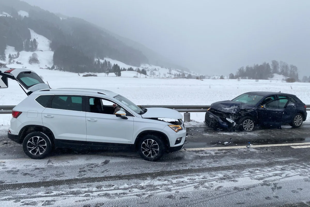Oberägeri ZG – Frontalkollision  auf schneebedeckter Strasse