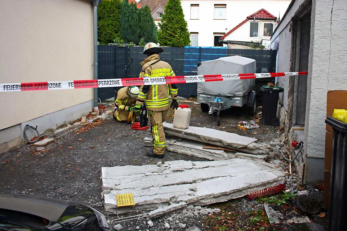 Zu stark beschleunigt in Fröndenberg - Pkw durchbricht Garagenrückwand - 63-Jährige schwer verletzt