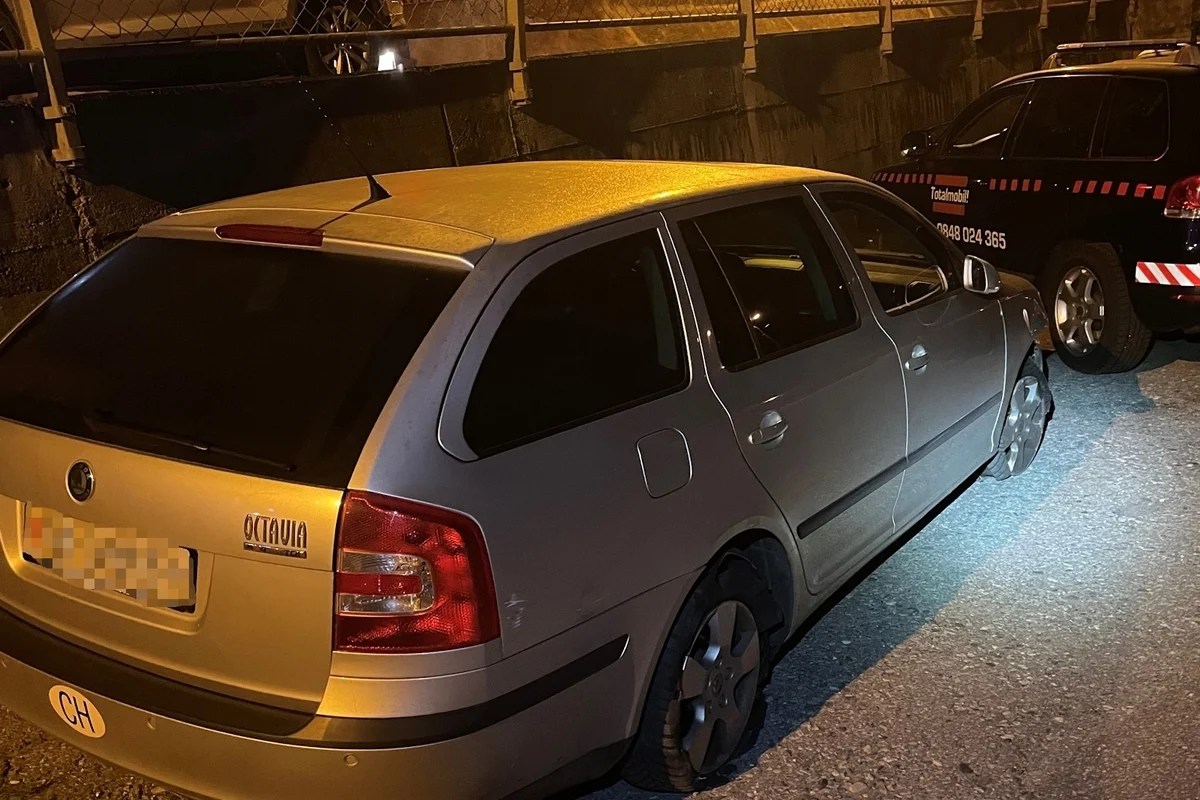 Unfall in Scuol GR - Mit einer Baustellenabschrankungen kollidiert 