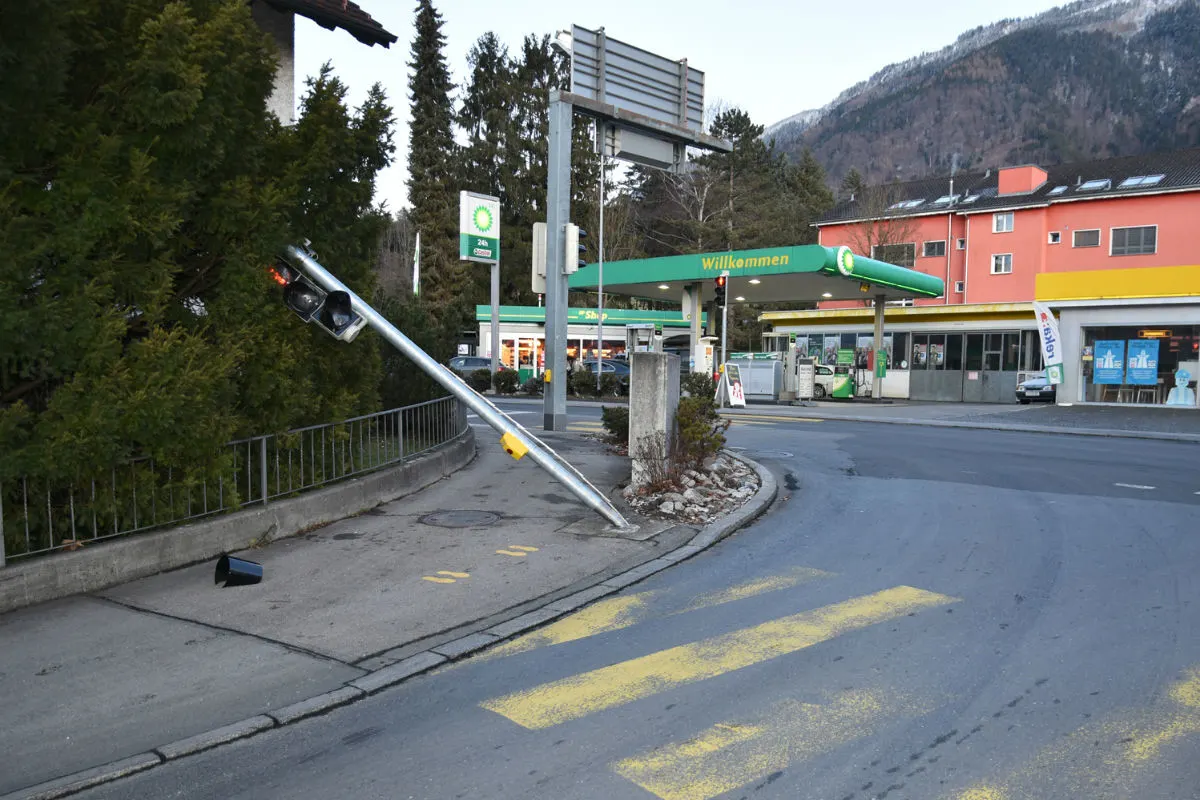 Nendeln FL - Fussgängerampel massiv beschädigt - Lenker fuhr weiter