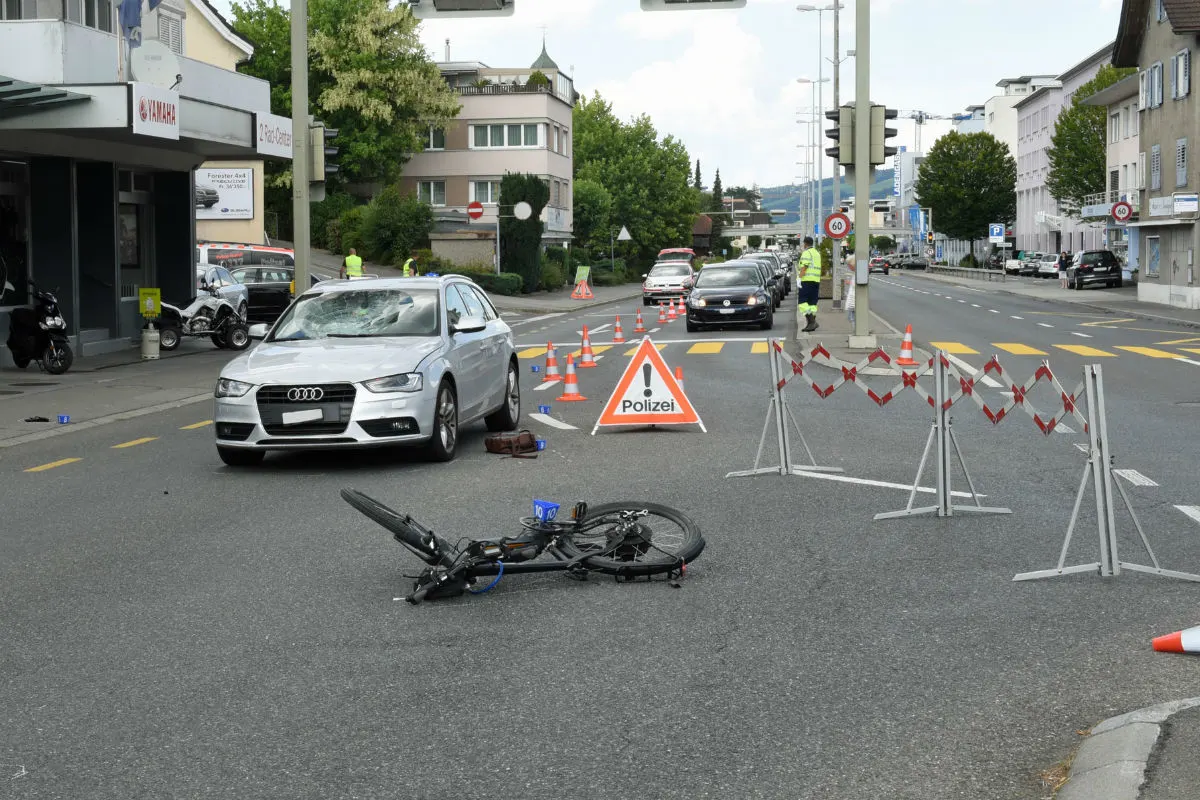 Ebikon LU - E-Bikefahrer kollidiert mit Auto - Zeugenaufruf