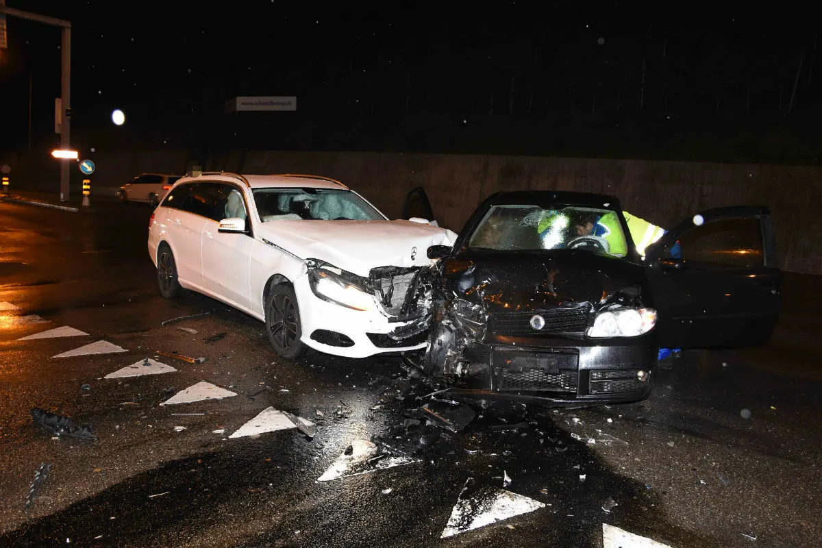 Heerbrugg SG - Autofahrer bei Kollision unbestimmt verletzt