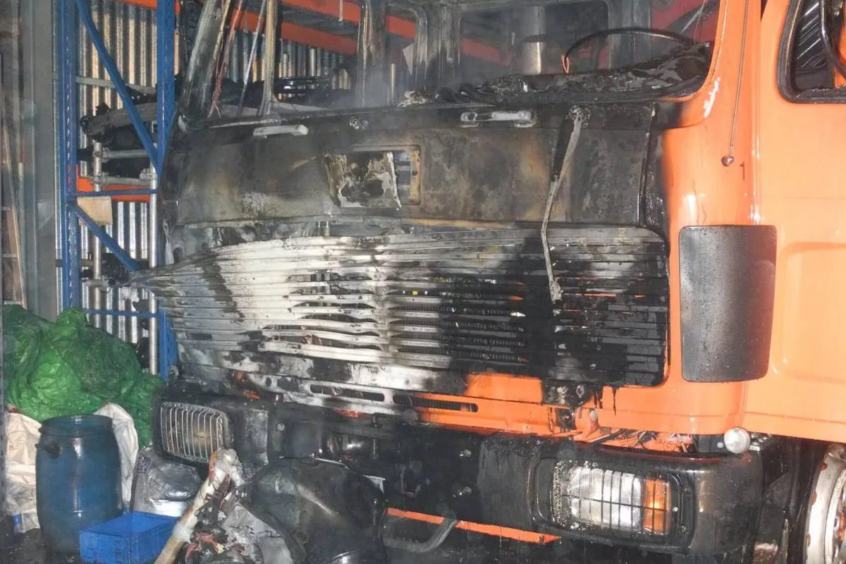 Lastwagen und Motorrad nach Brand in Einstelhalle in Reichenburg SZ zerstört