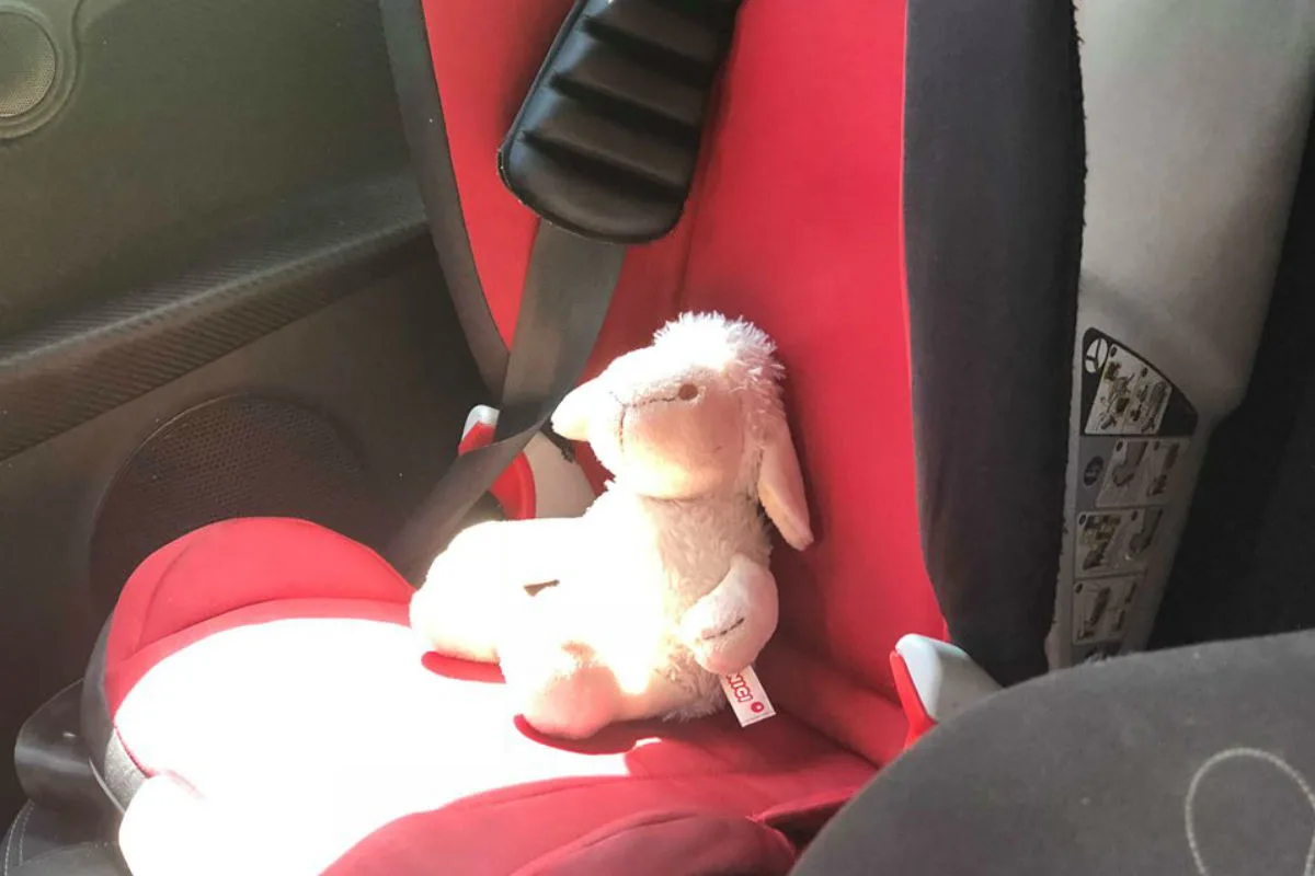Lübeck - Kleinkinder aus Auto gerettet