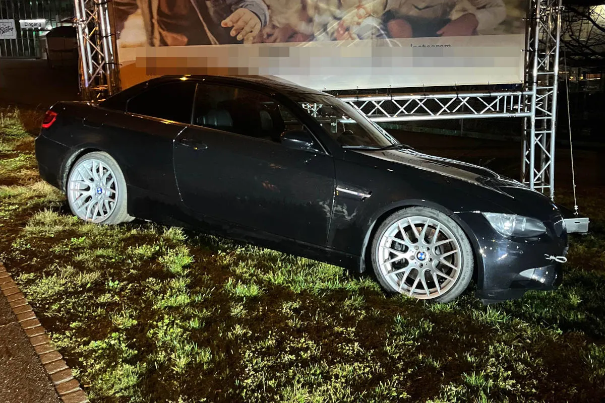 Hägendorf SO: Mit BMW in Reklamegerüst gelandet