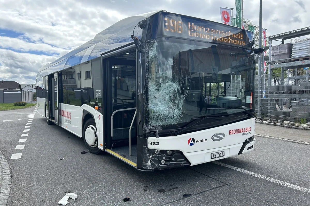 Lieferwagen kollidiert in Schafisheim AG mit Bus