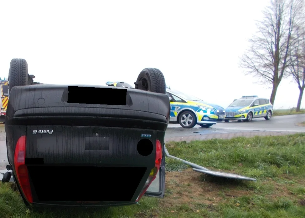 Minden -  Auto überschlägt sich nach Zusammenstoß