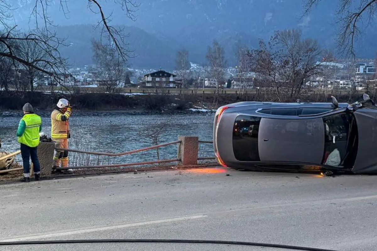 Schwaz – Sekundenschlaf führt zu Unfall mit Kindern im Auto