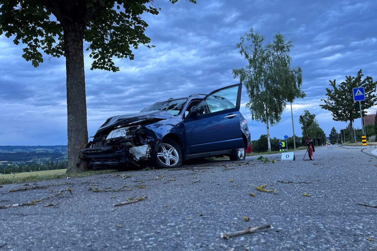 Ottenbach ZH - Beim Unfall haben sich zwei Personen verletzt
