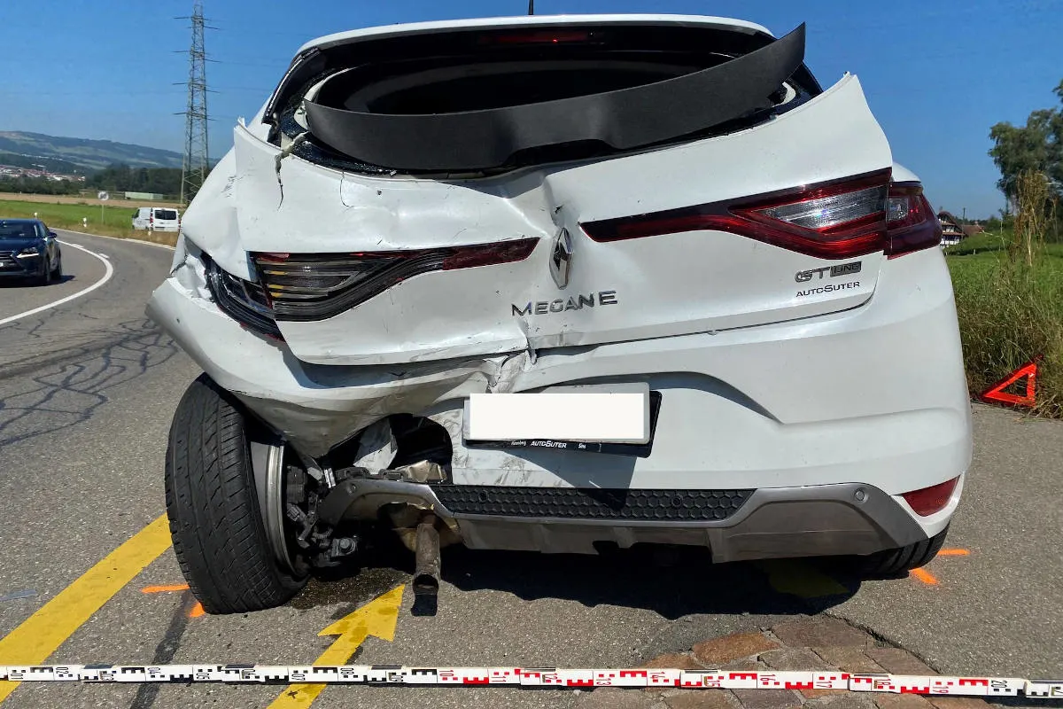 Hünenberg ZG – Kollision zwischen Lieferwagen und Auto
