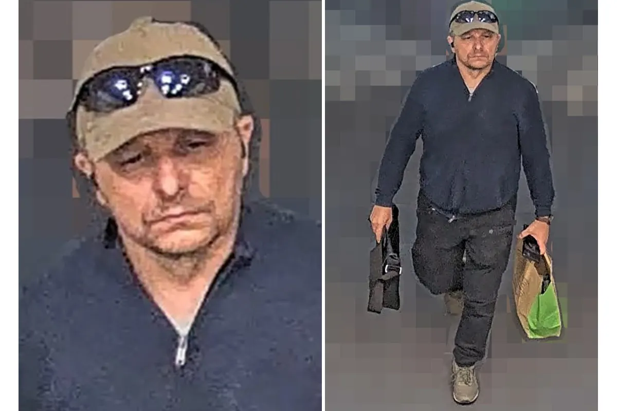 Ein Mann mittleren Alters mit beigefarbener Kappe und dunkler Sonnenbrille läuft auf einer glatten Oberfläche. Er hält in jeder Hand eine Tasche, und der Hintergrund ist unscharf pixeliert.