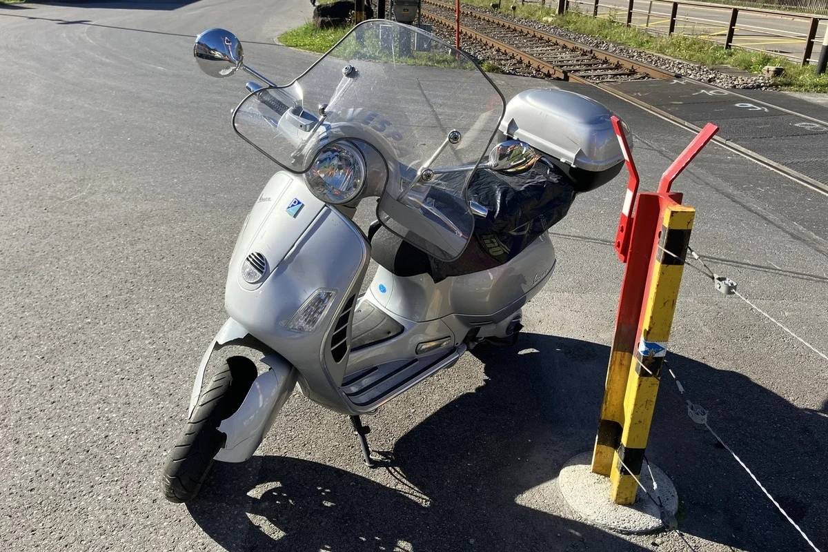 Unfall in Schwanden GL – Rollerfahrer übersehen 