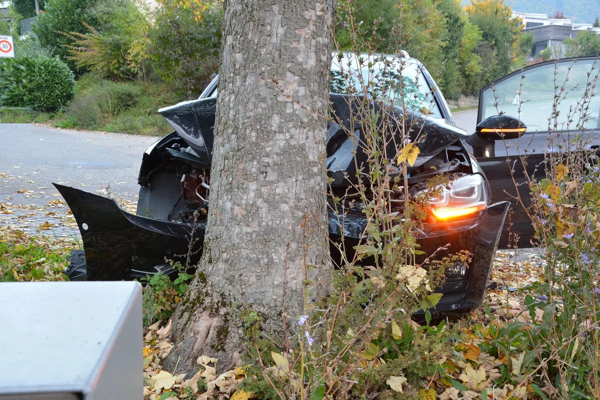 Sissach BL – 18-jähriger Lenker kracht mit Auto in Baum