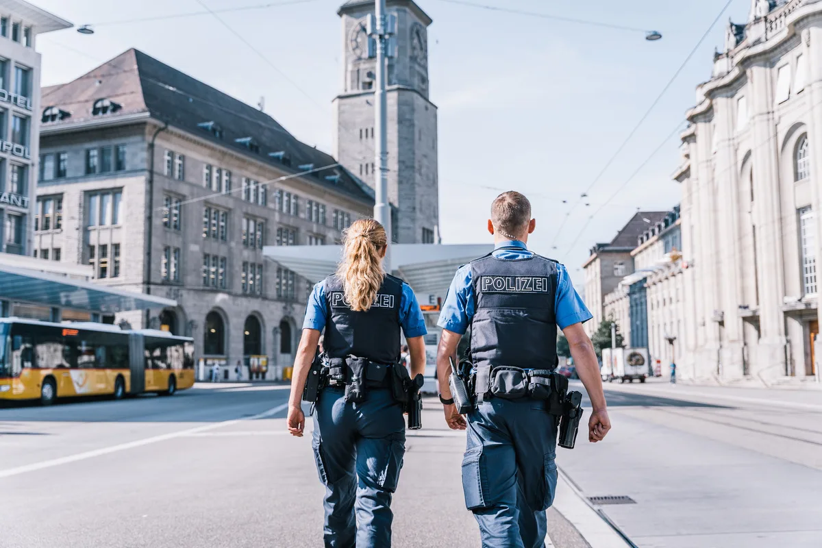 St.Gallen – Mann geht aggressiv auf Polizisten los 