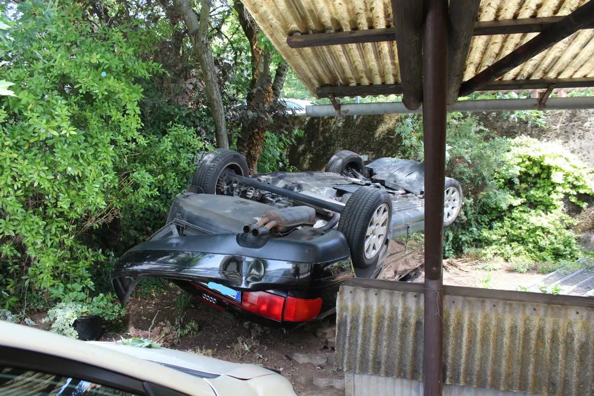 Audi landet auf dem Dach in einem Hinterhof 