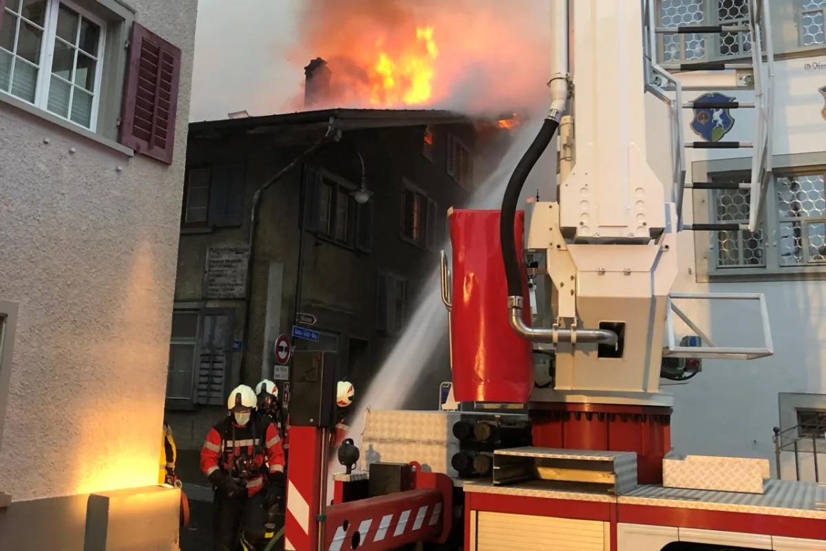Brand in Mollis GL - Bewohner konnten rechtzeitig evakuiert werden